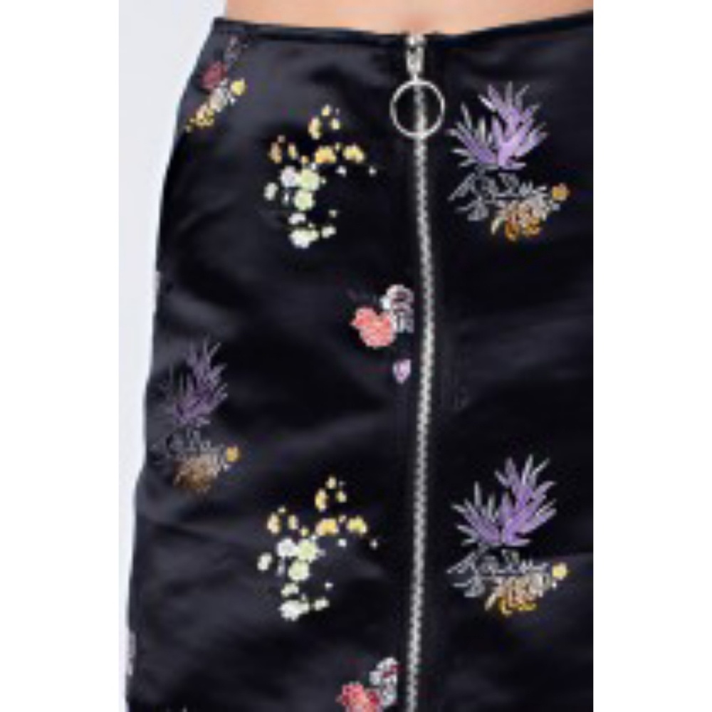 3/$25 MINI SKIRT W/ ZIPPER & FLORAL DETAIL - Picture 5 of 8